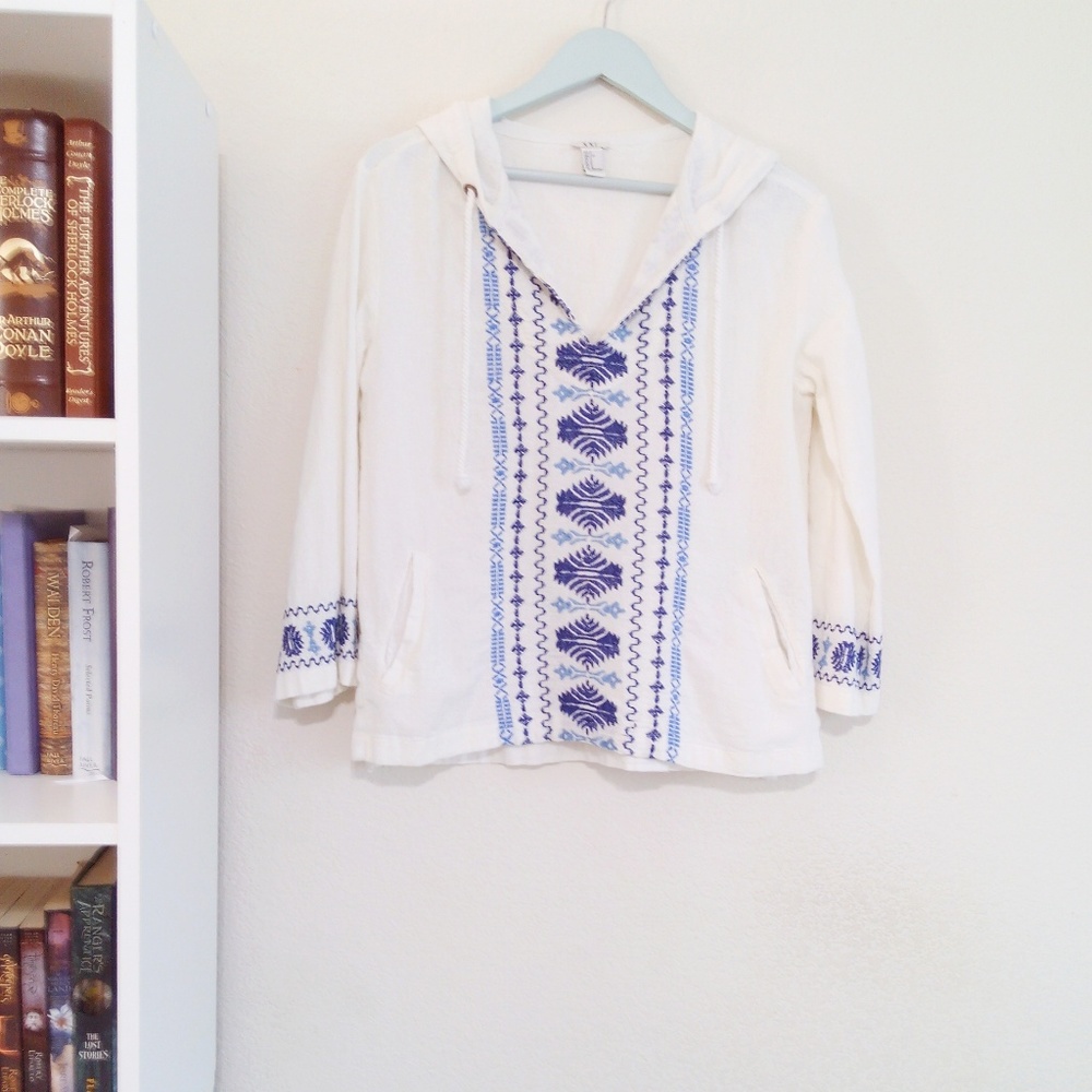 Porcelain White and Blue Embroidered Tunic Blouse